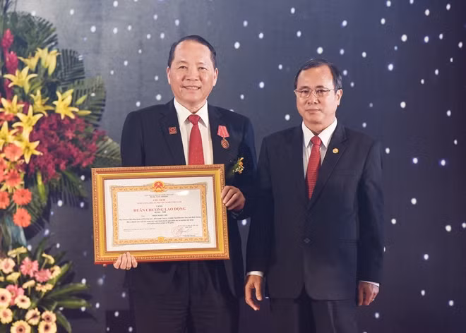 Ông Trần Ngọc Chu – Phó Chủ tịch HĐQT Thường trực – Điều hành Tập đoàn Hoa Sen (bên trái) đón nhận Huân chương Lao động hạng Nhì.