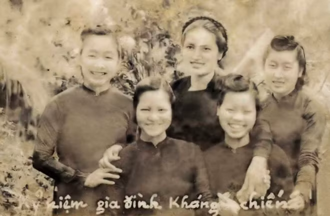 Những nữ điệp báo đầu tiên của lực lượng Công an nhân dân. Bà Xuân Uyên đứng ngoài cùng bên phải (ảnh tư liệu do gia đình cung cấp)