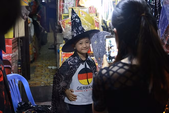 Nhiều gia đình mang con em đi chơi khu phố đồ chơi nổi tiếng này vào buổi tối và tranh thủ chụp ảnh lưu niệm.