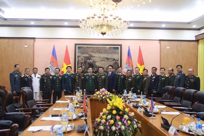 Thứ trưởng Phan Văn Giang; Đại tướng Vong Pisen và các đại biểu dự tọa đàm .