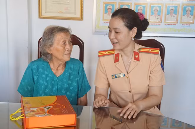 Thiếu tá Lê Thị Thúy Hằng cho biết, tất cả cán bộ, chiến sĩ Công an huyện xem dì Phan Thị Năm như người nhà của mình