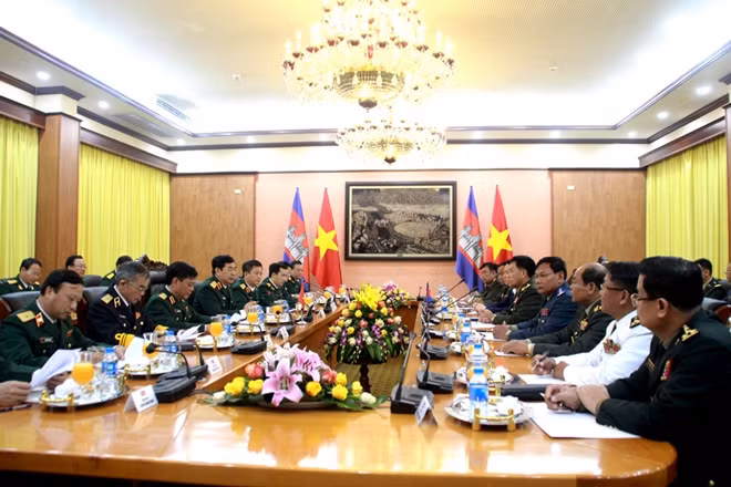 Thứ trưởng Phan Văn Giang hội đàm với Đại tướng Vong Pisen.