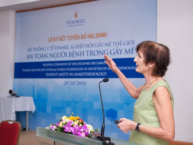 GS Jannicke Mellin Olsen - Chủ tịch WFSA, đồng thời là tác giả của Tuyên bố Helsinki đánh giá: “Lựa chọn Vinmec là bệnh viện đầu tiên ở Việt Nam ký cam kết Tuyên bố Helsinki – một chương trình lớn của Châu Âu, WFSA đánh giá cao khả năng tuân thủ các yêu cầu an toàn khắt khe về của Vinmec”.”.