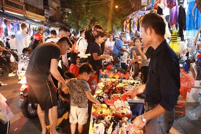 Phố Hàng Mã nơi bán đồ chơi nổi tiếng của Hà Nội nhộn nhịp hẳn lên trong dịp lễ hội Halloween.