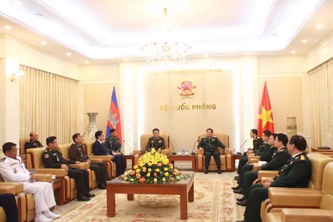 Đại tướng Ngô Xuân Lịch tiếp Đại tướng Vong Pisen.
