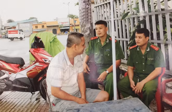 Cảnh sát khu vực quận Bình Thạnh thường xuyên thăm hỏi, động viên người chấp hành xong án phạt tù an tâm làm việc, sinh sống.