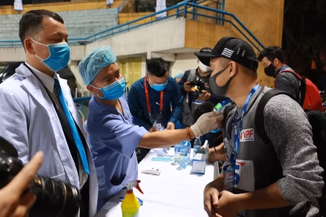 Ngay cả các phóng viên vào sân tác nghiệp cũng phải trải qua quá trình đó thân nhiệt.....
