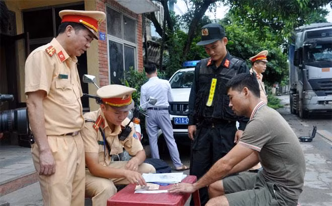 Cán bộ CSGT, CSCĐ phối hợp kiểm tra, bảo đảm trật tự an toàn giao thông.