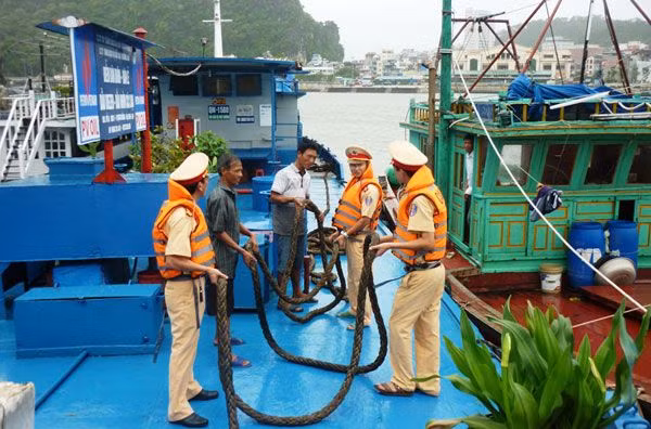 Cảnh sát đường thuỷ giúp dân chằng chống tàu, thuyền trong cơn bão số 2 vừa qua.