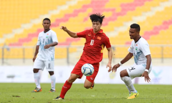 Công Phượng đi bóng trước cầu thủ Timor Leste. Ảnh:vne