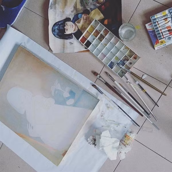 Bức lụa của bạn Hằng trong quá trình vẽ. Bức lụa của bạn Hằng trong quá trình vẽ.