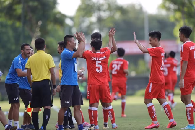 Hoàng Huy ghi bàn mở tỷ số cho U19 PVF.