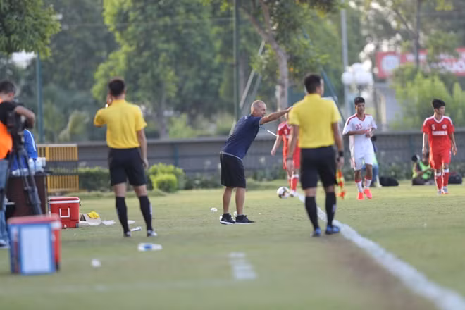 HLV U19 HAGL-1 đã ra sát đường biên chỉ đạo các học trò nhưng thế trận vẫn không đảo chiều.