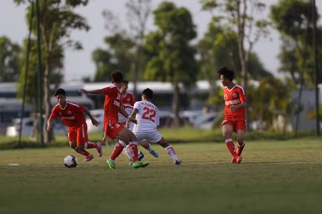 Sau bàn thua U19 HAGL-1 cố gắng dâng cao đội hình tìm bàn gỡ nhưng không thể vượt qua bức tường áo đỏ chăc chắn.