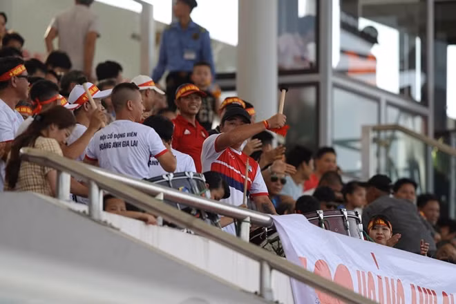 Trận chung kết U19 Quốc gia nhận được sự cổ vũ rất "nhiệt" của CĐV hai đội.
