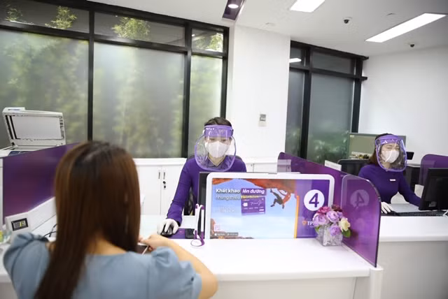 Giao dịch viên của TPank được trang bị đủ các dụng cụ phòng dịch. Giao dịch viên của TPank được trang bị đủ các dụng cụ phòng dịch.