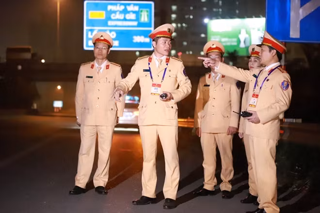 Cục CSGT khuyến cáo người dân khi tham gia giao thông cần nghiêm chỉnh chấp hành các quy định về an toàn giao thông, và các quy định về phòng chống dịch COVID-19.