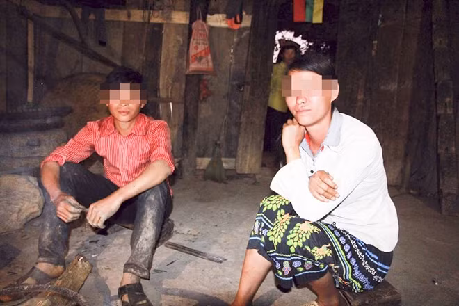 Giàng A Thảo bên người vợ yêu thương mình hết lòng.