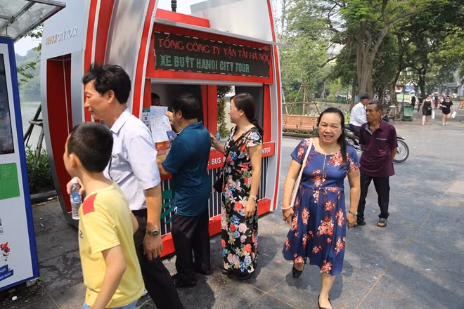Một đoàn khách người Việt bỏ đi sau khi xem giá vé.