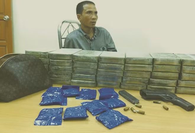Đối tượng Lô Quang Thủy cùng tang vật vụ án.