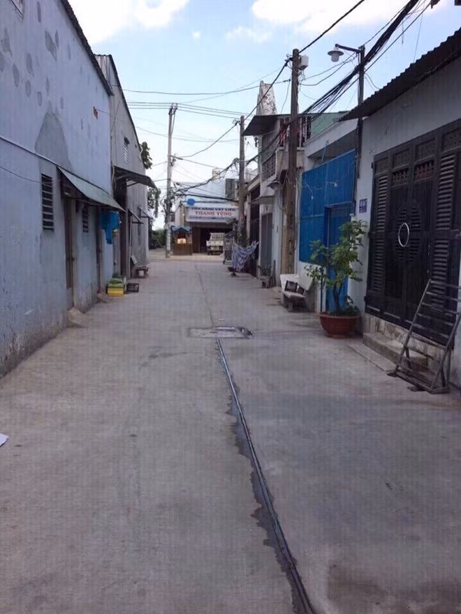 Con hẻm hun hút dẫn vào “đại lý” bán viên chống nắng.