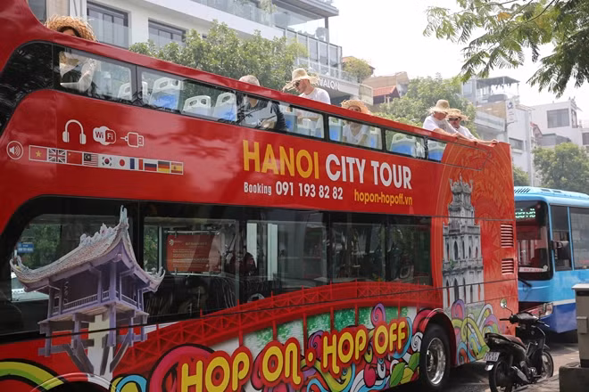 Nhiều du khách nước ngoài rất thích thú khi di chuyển bằng xe bus 2 tầng.