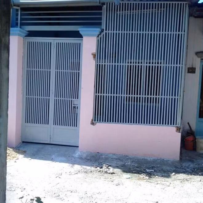 “Văn phòng” bán viên chống nắng cửa đóng im ỉm, không một bóng người.