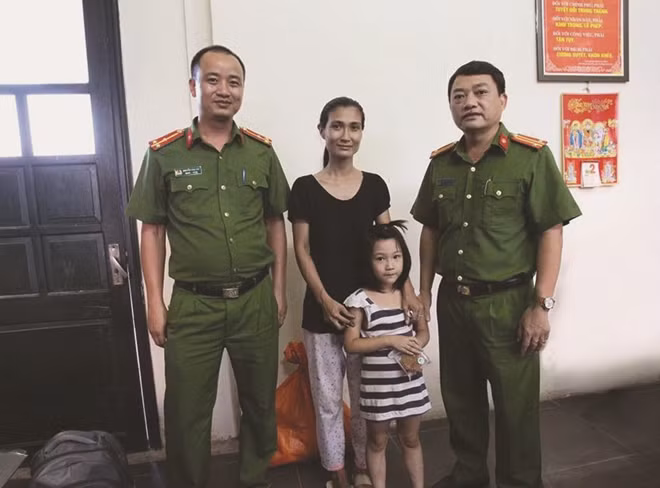Giúp đỡ một cháu bé bị lạc và đưa về nhà đoàn tụ cùng gia đình.