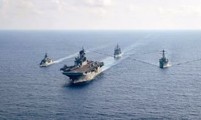 Tàu hải quân Australia HMAS Parramatta (trái) cùng với các tàu chiến của Mỹ trên Biển Đông hồi tháng 4.