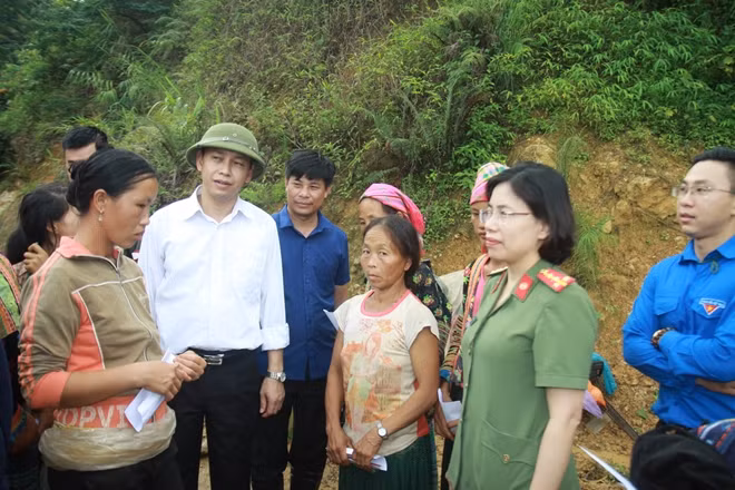 Đại diện Báo CAND và Ngân hàng Agribank thăm hỏi, ủng hộ người dân ở Sáng Tùng mất nhà.