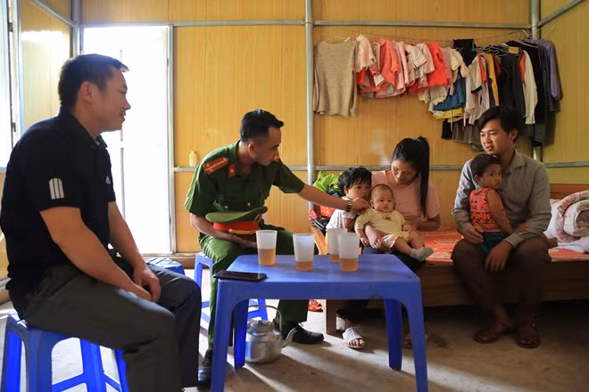 Công an, Chính quyền xã Leng Su Sìn đến thăm ngôi nhà mới của anh Lỳ Gó Po tại bản Leng Su Sìn, xã Leng Su Sìn, huyện Mường Nhé.