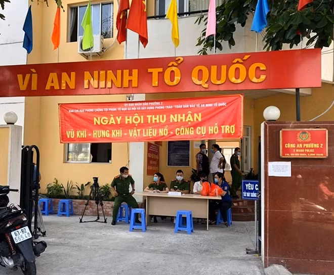 “Ngày hội giao nộp vũ khí, vật liệu nổ, công cụ hỗ trợ tại trụ sở Công an phường 2, quận Bình Thạnh.