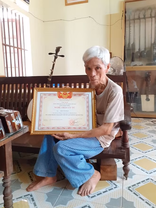 Ông Đào Ngọc Soạn là người duy nhất làng Đào Xá được tặng danh hiệu nghệ nhân ưu tú.