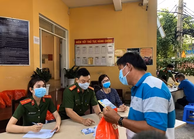 Sau khi hoàn tất thủ tục giao nộp, lực lượng chức năng đã trao cho mỗi người một phần quà bao gồm dầu ăn, mì gói, nước tương và chuông báo động.