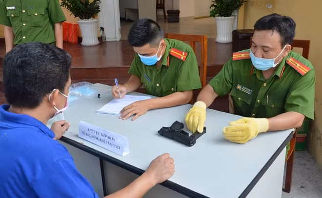 Anh Huỳnh Lê Tuấn Khanh giao nộp khẩu súng bắn đạn cao su (loại công cụ hỗ trợ).