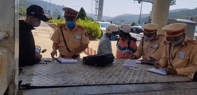 CSGT Công an tỉnh Lâm Đồng lập biên bản vi phạm đối với người điều khiển xe môtô phân khối lớn trên QL20.