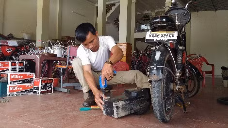 Không chỉ bán xe mới, Thìn còn nhận sửa chữa xe đạp điện cho khách.
