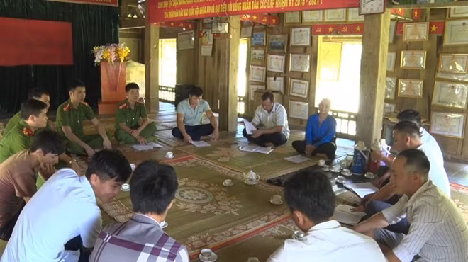 Cán bộ Công an huyện Tân Lạc xuống địa bàn vận động nhân dân tham gia đảm bảo an ninh trật tự.