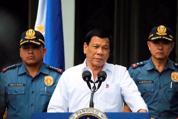 Tổng thống Duterte nói chuyện với lực lượng cảnh sát tại Manila, Philippines ngày 9-2-2017.