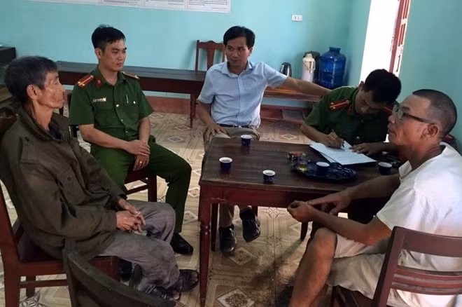 Công an TX Đông Triều bàn giao cụ Khuê (ngồi đầu bên trái) cho chính quyền xã Võ Miếu, huyện Thanh Sơn, tỉnh Phú Thọ.
