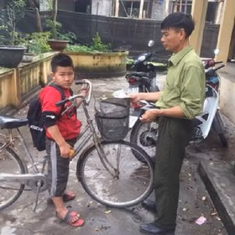 Cháu Nam để nộp 3 triệu đồng nhặt đường trên đường đi học cho Công an xã Phùng Xá.