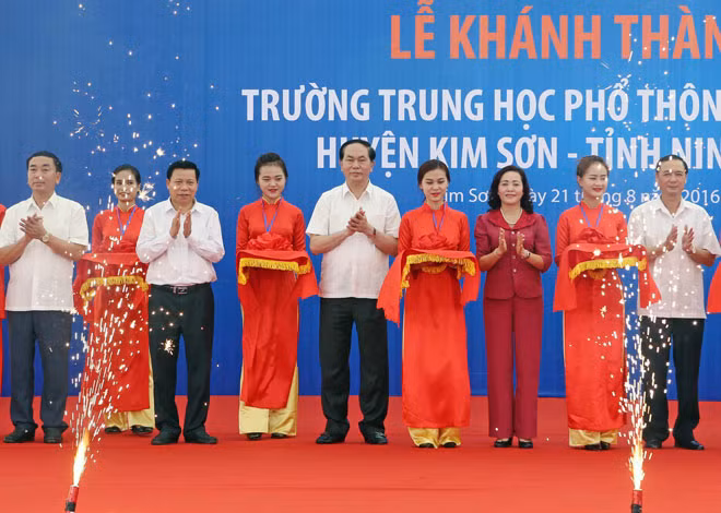 Chủ tịch nước Trần Đại Quang và các đại biểu cắt băng khánh thành Trường Trung học phổ thông Kim Sơn B. Ảnh: TTXVN