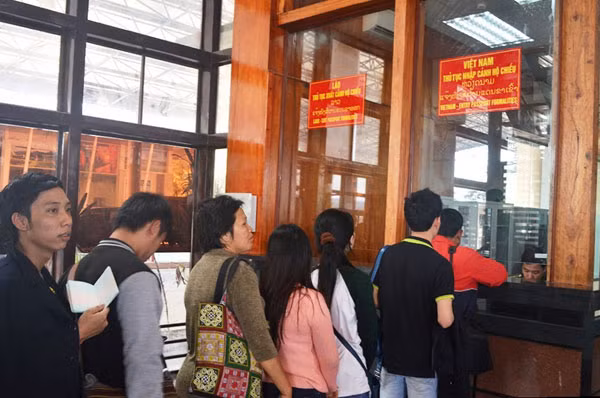 Du khách làm thủ tục xuất nhập cảnh rất thuận lợi tại cặp cửa khẩu quốc tế Lao Bảo - Đen Sa Vẳn. Du khách làm thủ tục xuất nhập cảnh rất thuận lợi tại cặp cửa khẩu quốc tế Lao Bảo - Đen Sa Vẳn.
