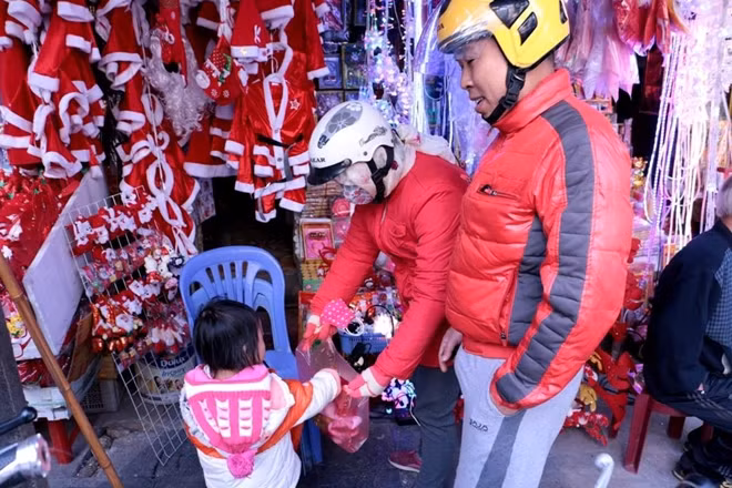 Với nhiều em nhỏ được đi mua sắm đồ Noel cùng bố mẹ cũng là một niềm vui không nhỏ.