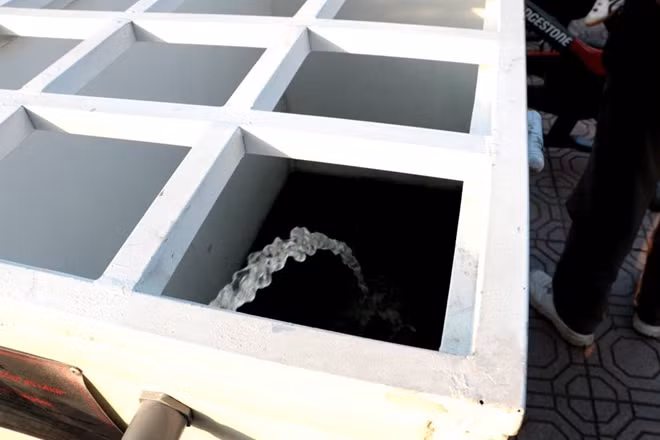 Nước hồ hút lên được đưa vào bể lọc chứa cát than hoạt tính.