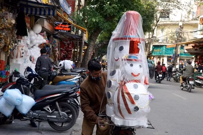 Có cả những người Tuyết bằng xốp được cắt gọt rất ngộ nghĩnh.