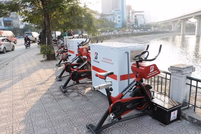 Ba bộ lọc nước mới được lắp đặt bên hồ Hoàng Cầu.