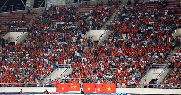 Hơn 1 tiếng trước giờ bóng lăn, có hàng nghìn CĐV Việt Nam vào SVĐ quốc gia Lào để tiếp lửa cho thầy trò HLV Park Hang Seo. Ảnh: VNE.. Hơn 1 tiếng trước giờ bóng lăn, có hàng nghìn CĐV Việt Nam vào SVĐ quốc gia Lào để tiếp lửa cho thầy trò HLV Park Hang Seo. Ảnh: VNE..