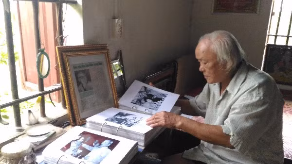 Mới đây, thầy đã cho in và đóng những bức ảnh Bác thành sách để lưu giữ tốt hơn.