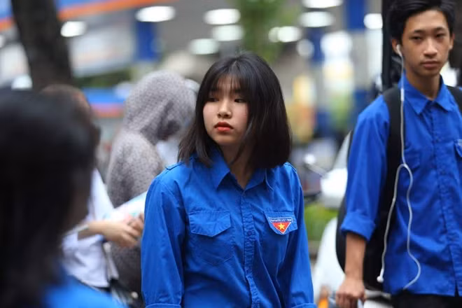 Năm nay để đảm bảo kỳ thi tuyển sinh vào lớp 10 diễn ra suôn sẻ, Hà Nội đã huy động gần 11.000 cán bộ, giáo viên, nhân viên được huy động để phục vụ kỳ thi. Riêng đội ngũ giáo viên làm công tác coi thi là hơn 7.600 người. Ngoài ra tại các điểm thi còn có lực lượng thanh niên tình nguyện túc trực hướng dẫn thí sinh và người nhà tới thi.